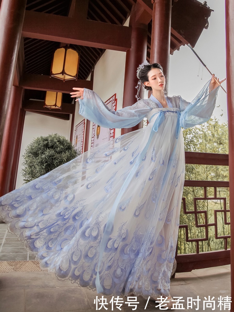 最近火了一种“孔雀”汉服，路人觉得很漂亮，同袍看了却直呼尴尬