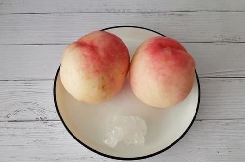 美女为了梦想远走异国他乡,却遭遇坏人绑架,被残忍对待