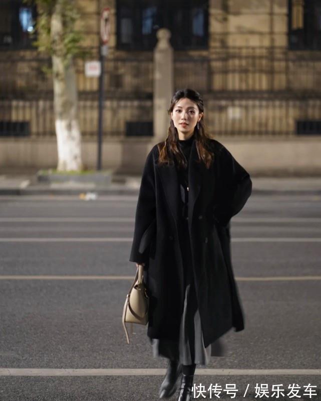 驼色 别再说冬天衣服穿不好看了,用基础黑+这“三”色,上身效果很绝