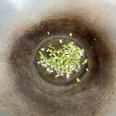 今晚花10分钟做好辣炒香肠，明天便当就吃它