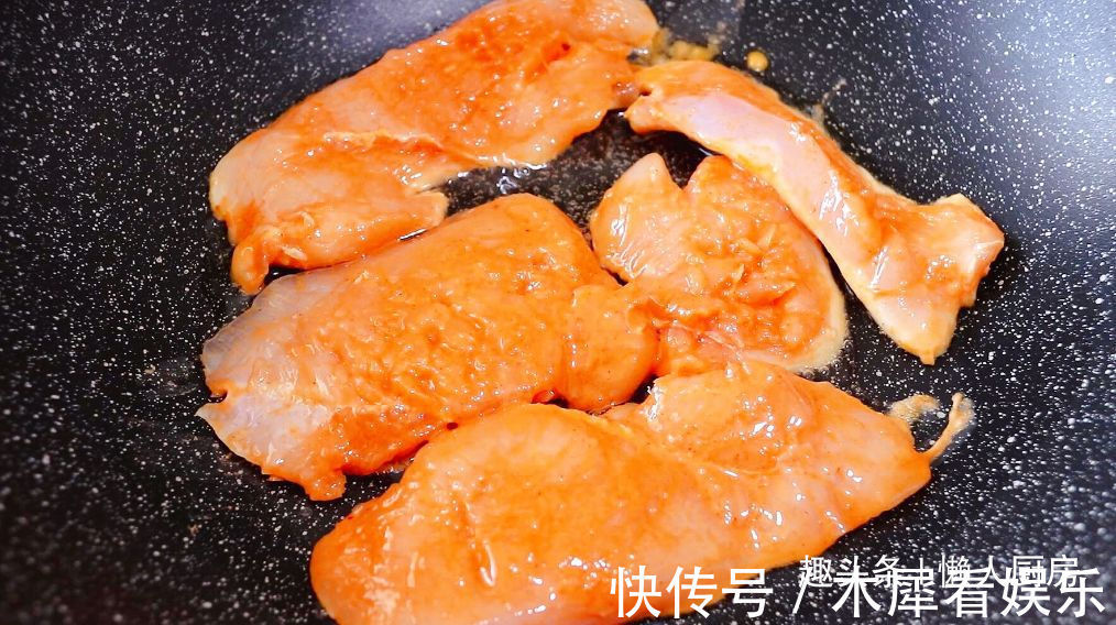 鸡胸肉直接水煮,吃起来肉质柴,教你香煎鸡胸肉的做法,嫩滑多汁