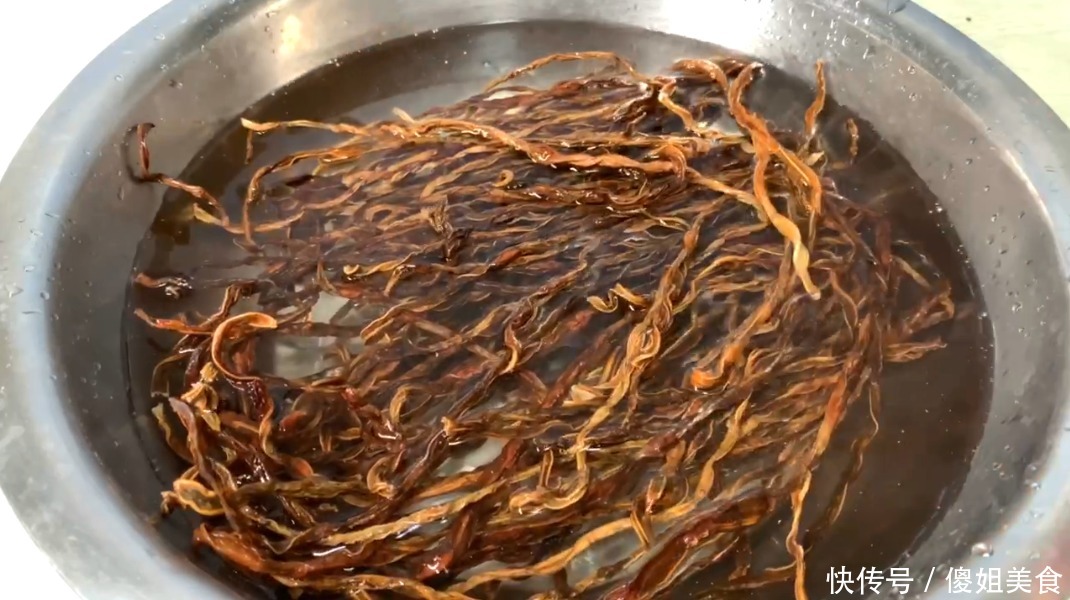 冬天|秋天碰到此菜别手软,一次买20斤,晒干囤起来,冬天一蒸比肉香
