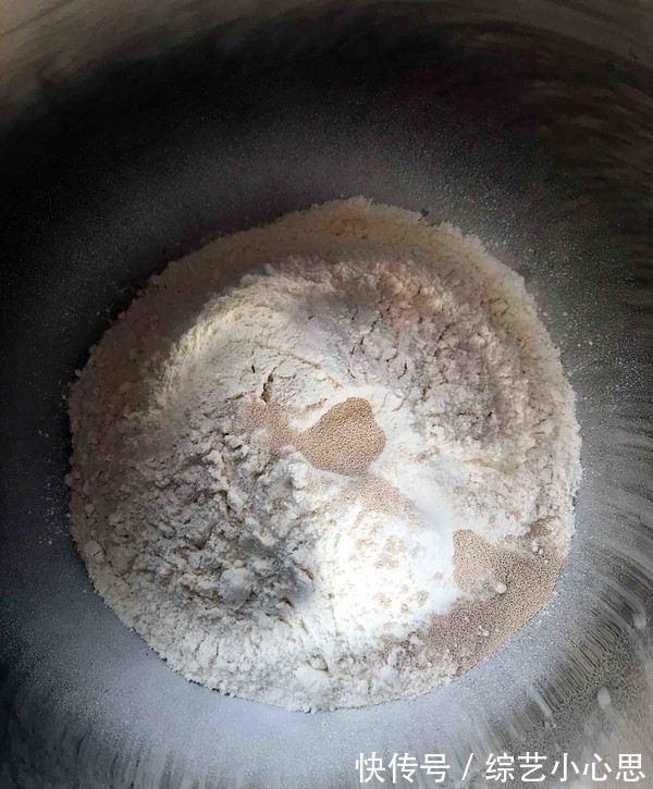 红糖馒头这样做,配方比例看下面,馒头香软蓬松,比买的好吃多了