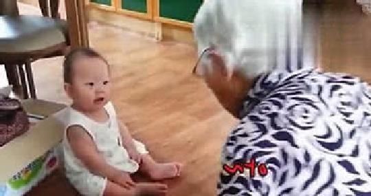 宝宝|7个月小屁孩坐在地上跟奶奶吵架,接下来动作,太可爱了!