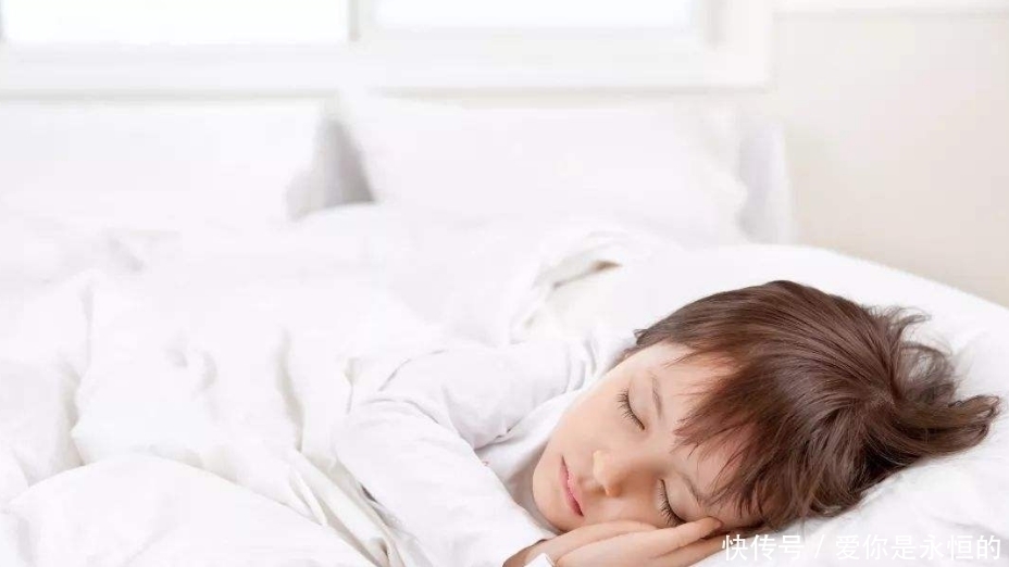 孩子|孩子不愿独自睡觉怎么办，孩子两岁时非常依恋父母，又很难入睡