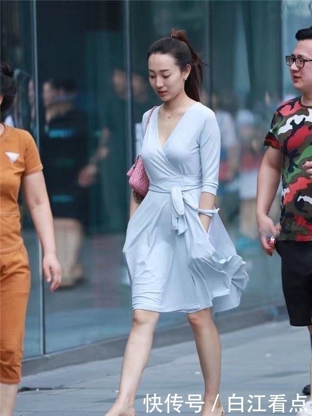 身穿V领紧身连衣裙的小姐姐,丰腴身材完美的诠释了,你心动吗