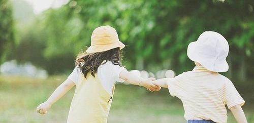 妈妈|姐姐开学后,弟弟“花式”想姐姐,妈妈吐槽:忘记她咋揍你的了?