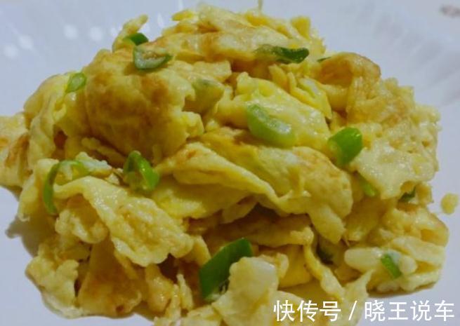 吃了30年炒鸡蛋,才知道直接下锅炒不对!这么炒鸡蛋又香又软嫩
