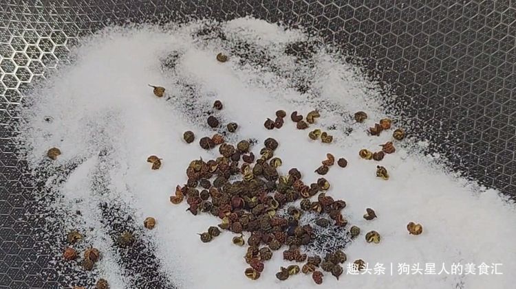 把整只鸡放到盐水中一泡,出锅皮脆肉嫩,不柴不腥,实在太厉害了