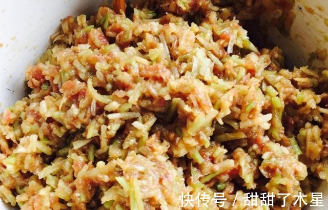 萝卜做馅时,先焯水或者用盐杀水都不对,教你一招,饺子口感特好!