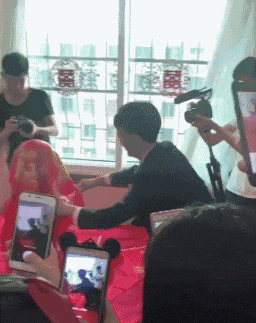 |搞笑GIF:带女朋友出去玩 一刹车她就成这样了