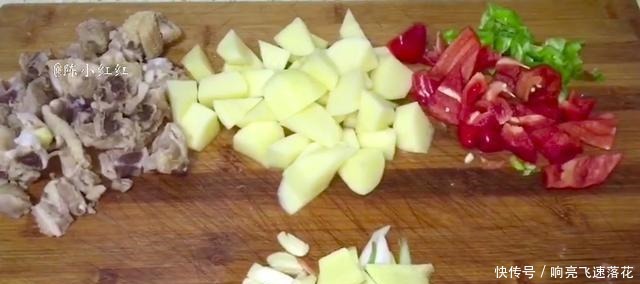 鸡肉这样炖特别的下饭菜,做法简单易学,营养丰富,香辣过瘾