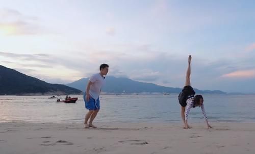 林峯|不愧是奥运冠军!周捷在沙滩秀一字马,邹凯原地后空翻