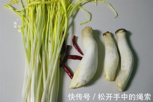 鲜香|这两种食材是绝配，大火一炒，2分钟出锅，不放肉却比肉香