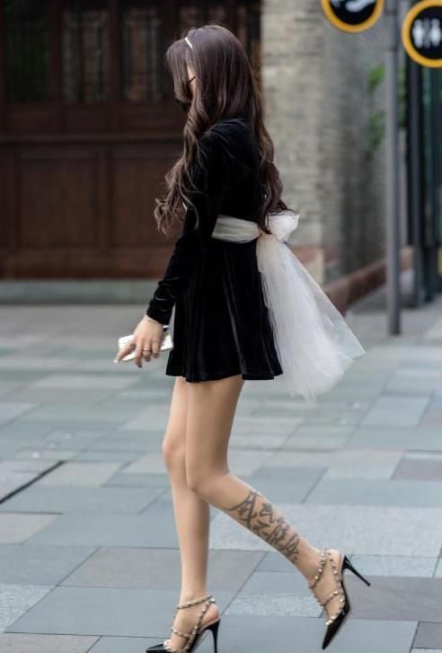 连衣裙|美女穿搭:黑色丝绒连衣裙美女, 英姿飒爽, 气质典雅冷艳