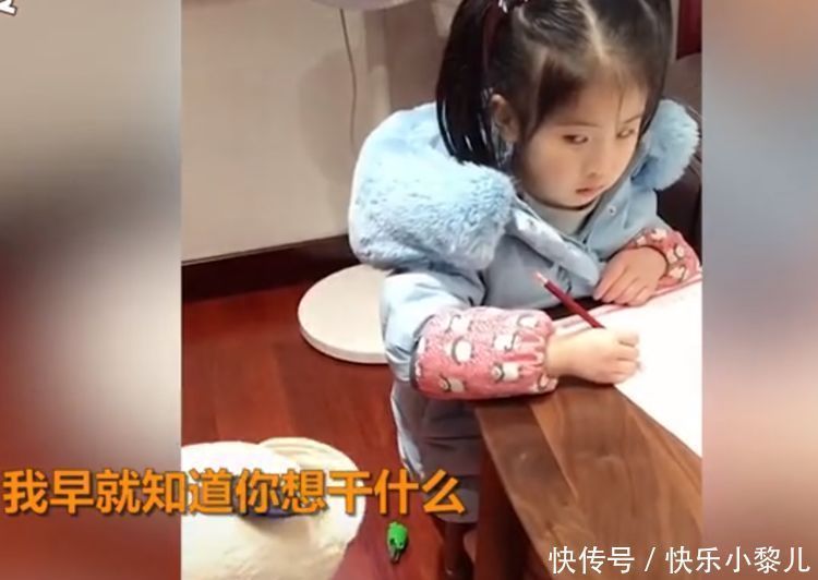 心肝宝贝|男娃上前“捣乱”，姐姐眼神吓退弟弟，网友：再也不是心肝宝贝了