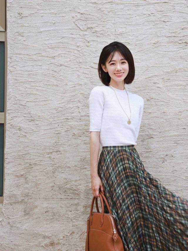 牛仔裤|普通女孩如何穿搭?白色衬衫搭配牛仔裤,也可以很精致又洋气