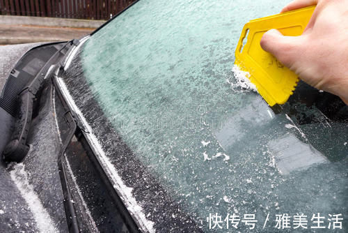 冬天的早晨汽车玻璃结了一层冰,应该怎么样快速去除?