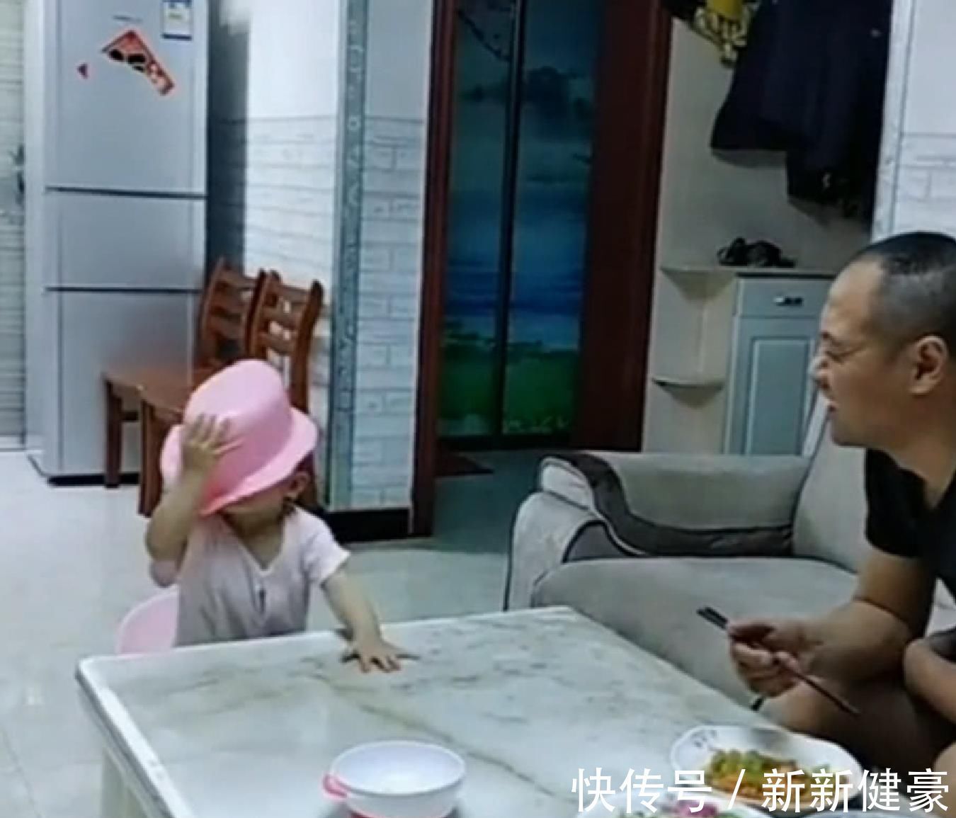 举动|爸爸给宝宝买了个坐便器,宝宝高兴起来就如此做,爸爸直接笑喷了