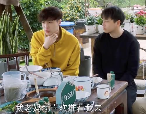 张艺兴|张艺兴资源这么好？六岁参加《快本》与何炅合影，还是艺术节常客