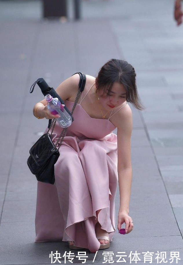 不喜欢裤子的束缚那就选择一条A字裙吧，可以让你摆脱庸俗感