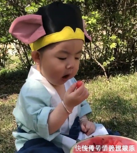 孩子|妈妈转身发现孩子没了,找到孩子的时候,妈妈被眼前的画面萌翻了