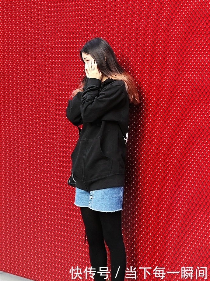 聚合|聚合打底裤和黑丝的优点,美女巧用黑色打底袜,给冬装添加时尚