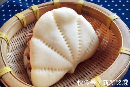 面粉别只会蒸馒头,试试这个做法,既是菜也是主食,解馋过瘾饱腹