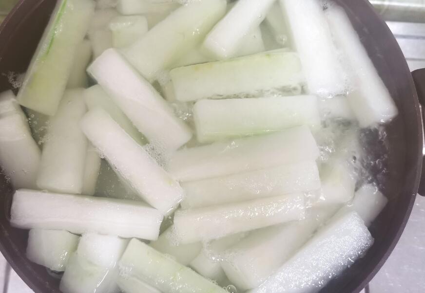 8毛钱一斤的蔬菜放锅里煮，出锅后零食不用买了