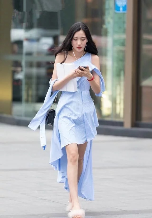 紧身裤 气质魅力美女,身穿蓝色牛仔裤,演绎出美丽的腿线