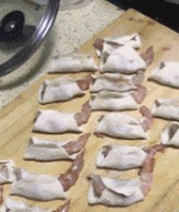 |搞笑GIF：刚娶的媳妇 衣服都还没换 本性就露出来了