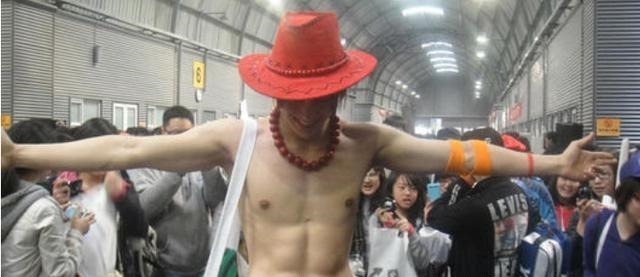 火拳|同样是cos火拳艾斯,前三位都是在模仿,只有他敢用真火