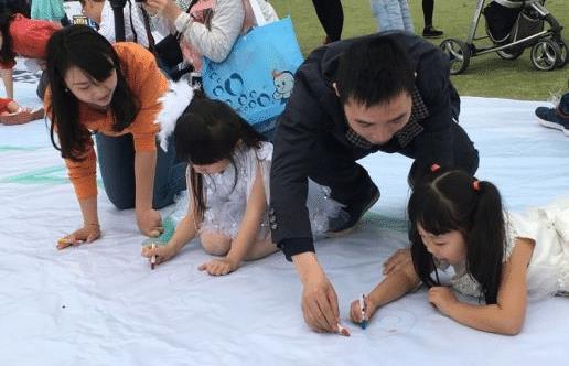 学习习惯|孙子因画鱼的作业被急哭,却被爷爷轻松化解,这方法真是“妙”