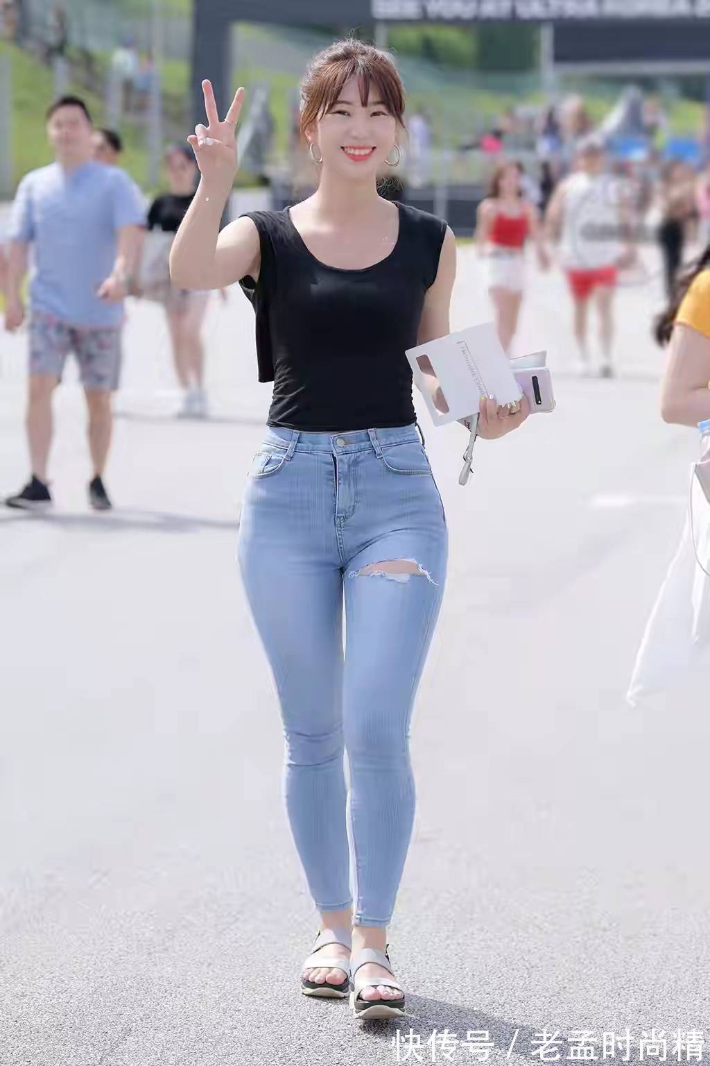 版型|无袖背心搭配破洞牛仔裤,简单舒适又修饰臀型,梨形身材也能穿