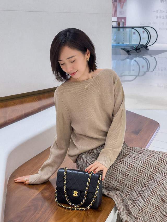 时尚博主|秋冬怎么穿才有气质?红色毛衣+黑色半身裙,知性又优雅