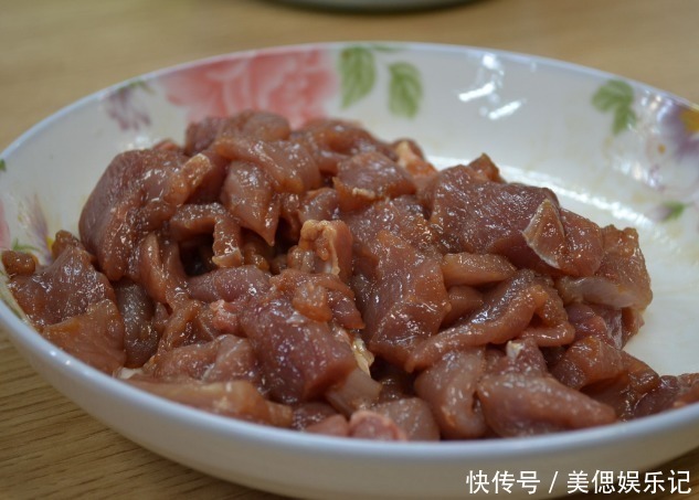 大厨|炒猪肉时,最忌直接“倒油”了,饭店大厨这样炒,猪肉喷香又入味