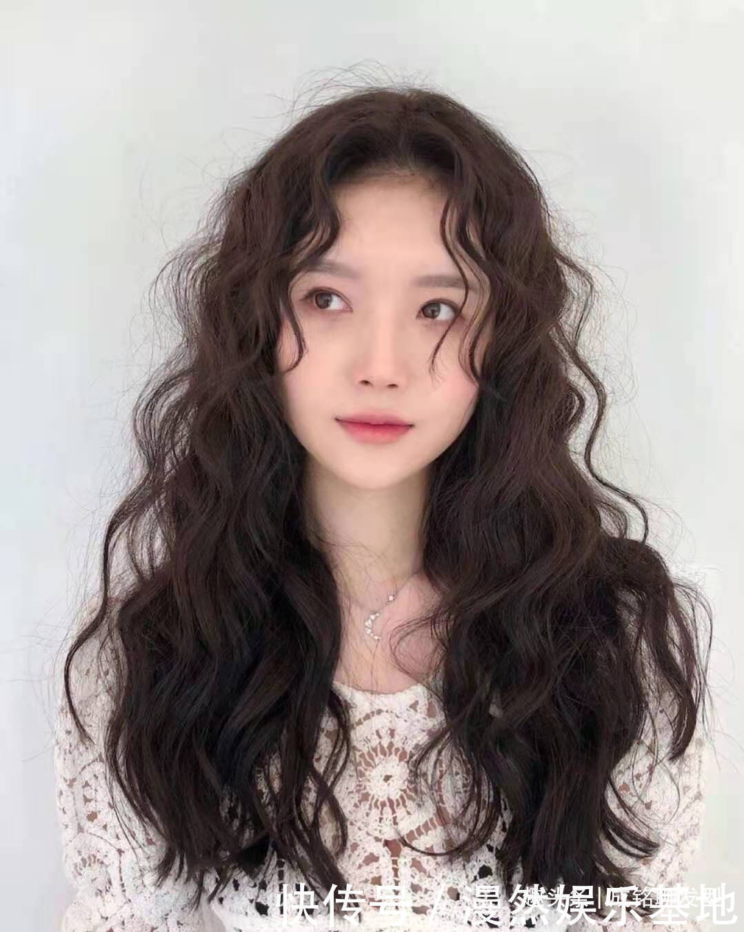 发型|头发细软女生别烫这三种发型，款式好看但发质不适合，伤发又没卷