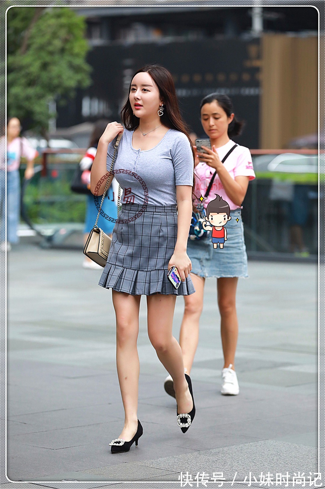 魅力|时尚街拍:辣妈穿英伦风格子裙,魅力升级,可爱值爆棚