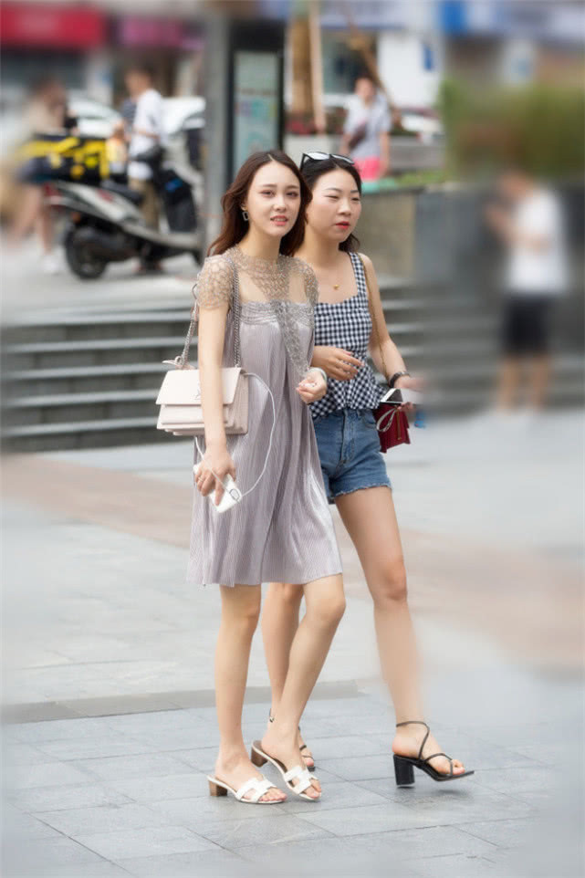 路人街拍青春时尚的小姐姐,街头彰显个性的穿搭,美得不像话!
