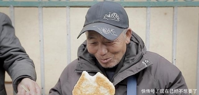 要排队才能吃得上的烧饼，不仅仅是个头大