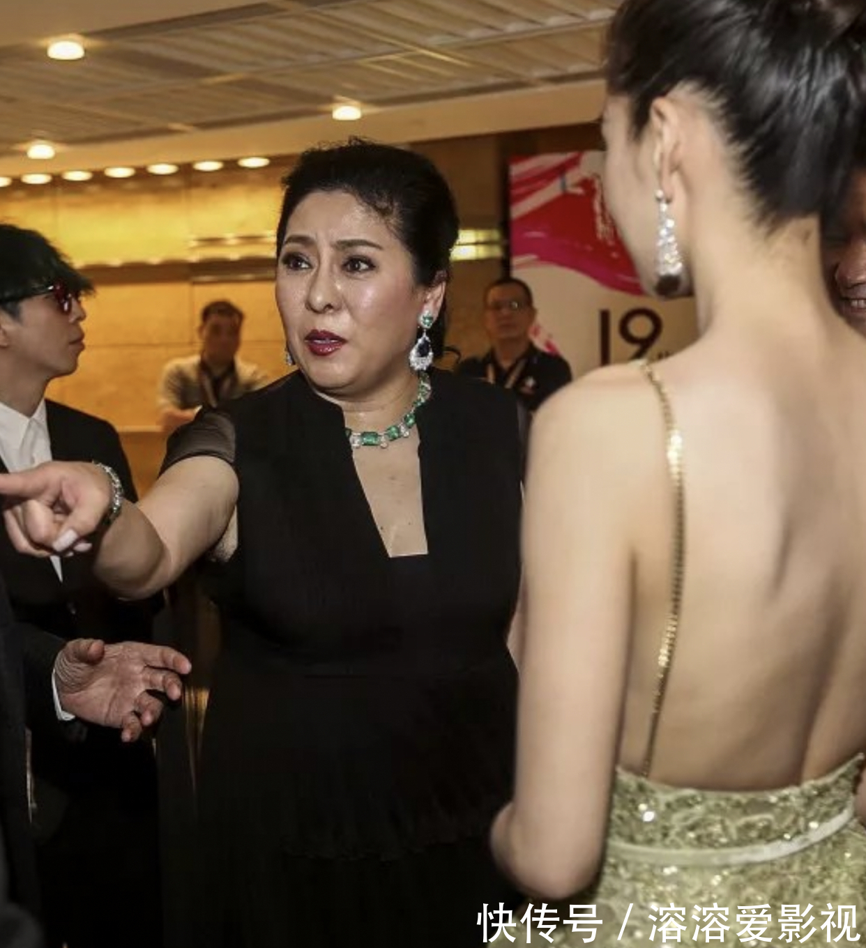 贵气 向太真壕,脖子上8千多万的钻石不算什么,祖母绿钻戒都不止一颗