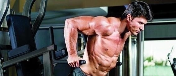 新手都在做俯卧撑,老手却拿双杠臂屈伸练胸,这两个动作差在哪