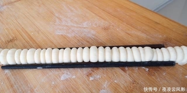漂亮馒头的做法,筷子一压在一卷,香甜松软,比做普通馒头还简单