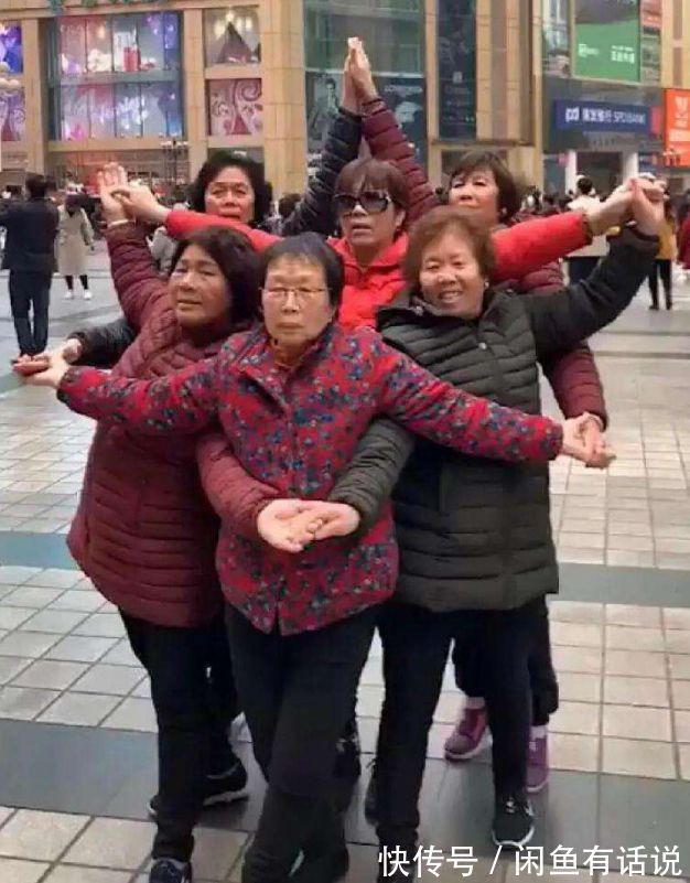 老太太|等我老了才不要穿“奶奶装”,学69岁法国老太太这样穿,优雅老去