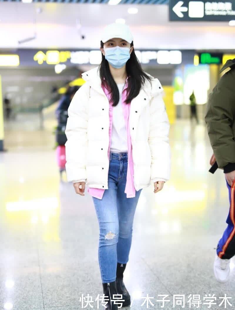 白色羽绒服怎么搭配才美呢?配运动裤舒适有型,配直筒裤很优雅