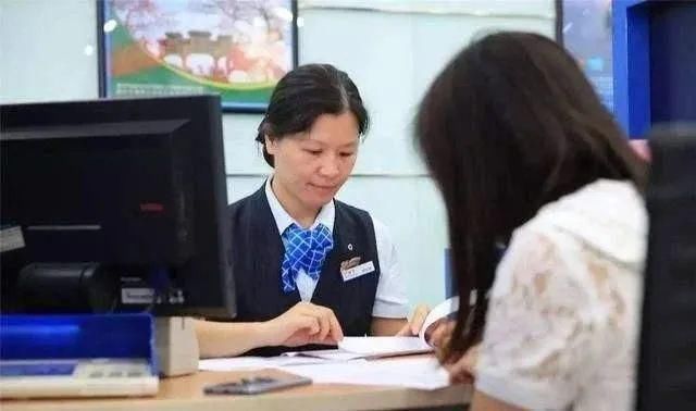 去银行存款要注意三件事,若职员问这个