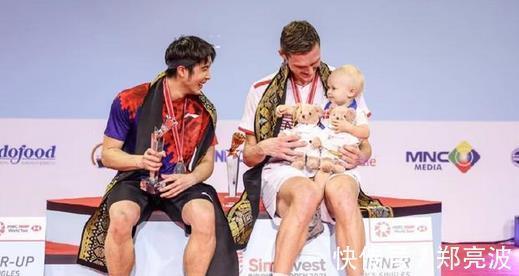 羽毛球|羽毛球男单冠军安赛龙晒全家福!女儿笑容温暖治愈,妻子颜值绝了