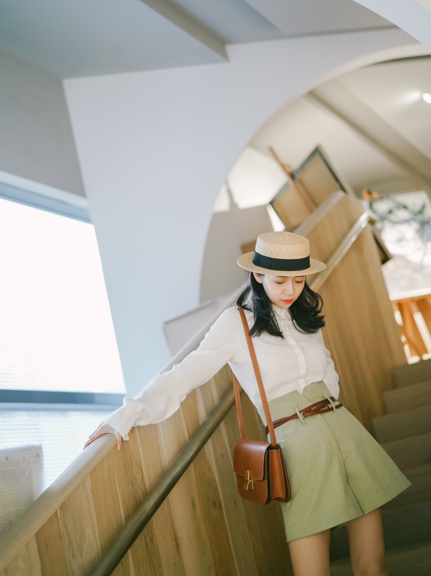 短袖|今夏怎么穿搭才时髦？短袖T恤搭配牛仔裤简约高级，秒变气质女神