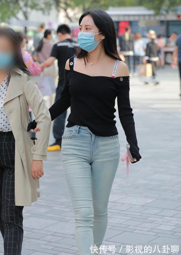 仙气十足|魅力十足的一字肩,搭配浅色修身牛仔裤,秀出好身材