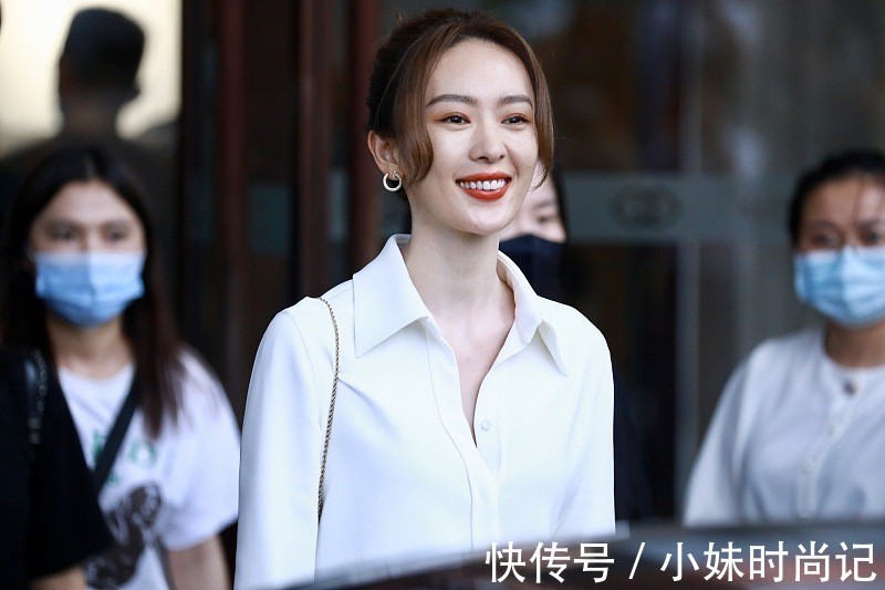 衬衫|童谣气质一般人真比不了，基础款白衬衫搭配黑裤子，气场强大